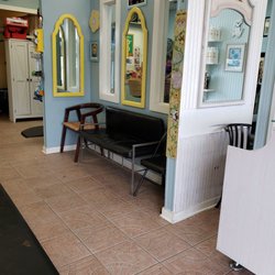 Kid's Hair - Waiting area