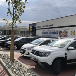 LiDL - Viele Parkplätze