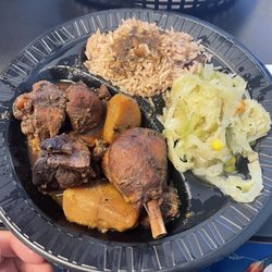 Daqlife - Brown stew chicken, rice and beans, cabbage