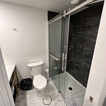Hôtel Clarendon - Bathroom - Hotels Near Me - Quebec City, Quebec Hôtel Clarendon - Bathroom - Hotels Near Me - Quebec City, Quebec