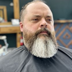 The Manifest Barbershop - Royal Beard Trim (Premium)
Beard shaping + hot towel + oil + light facial massage. A grooming ritual for true connoisseurs.