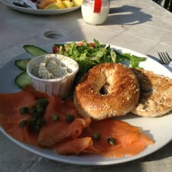 Armen's Cafe - Smoked salmon and bagel with salad
