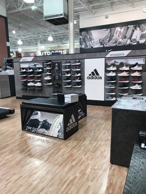 DICK'S Sporting Goods by null