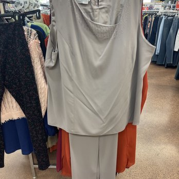 Upscale Resale Pces - Plus size sets just in time for the holidays. Great for a holiday event. Just pair with a nice cardigan or blazer. - Thrift Stores Near Me - Cedar Hill, Texas