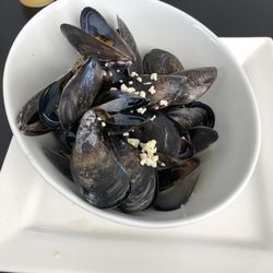 Lobster Kettle Restaurant - Mussels in white wine garlic sauce