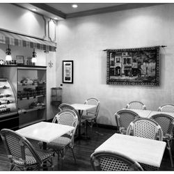 Gio's Bakery & Café - Indoor vibe.