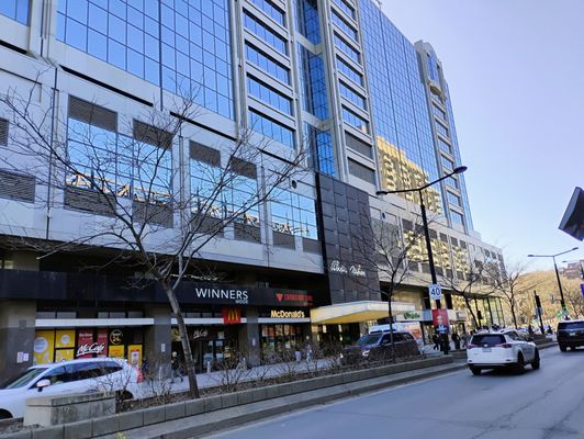 Alexis Nihon by null