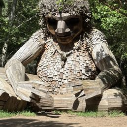 Pía the peacetroll. Beautiful sculpture and very nicely built. Pía the peacetroll. Beautiful sculpture and very nicely built.