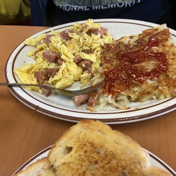 Lindo’s Diner - Polish Sausage and Scrambled Eggs - American Near Me - Yucaipa, California