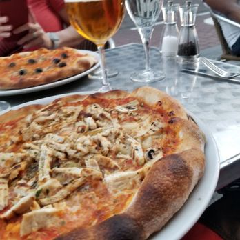 Porto Fino - Gallia pizza with curried chicken and pineapple - Italian Near Me - Brussels, BRU Porto Fino - Gallia pizza with curried chicken and pineapple - Italian Near Me - Brussels, BRU