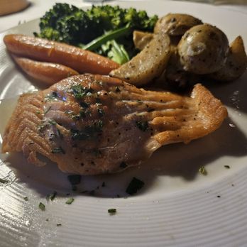 Il Fornaio - Salmon Plate - Italian Near Me - Manhattan Beach, California Il Fornaio - Salmon Plate - Italian Near Me - Manhattan Beach, California