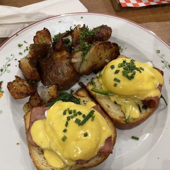 Cafe Landwer - Yonge & Bloor - Eggs Benedict with turkey bacon - Breakfast & Brunch Near Me - Toronto, Ontario