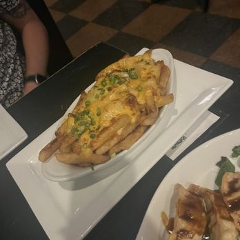 The Warren Bar and Burrow - Pimento cheese fries - Cocktail Bars Near Me - Pittsburgh, Pennsylvania The Warren Bar and Burrow - Pimento cheese fries - Cocktail Bars Near Me - Pittsburgh, Pennsylvania