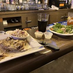 Grizzly's Pub and Grill - Chicken plate and salad and garlic potatoes