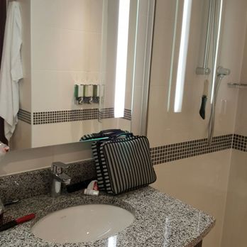 Hampton By Hilton London Waterloo - Bathroom - Hotels Near Me - London, XGL Hampton By Hilton London Waterloo - Bathroom - Hotels Near Me - London, XGL