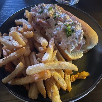 Xperience - Lobster roll and French fries - Cocktail Bars Near Me - Woodbridge, New Jersey
