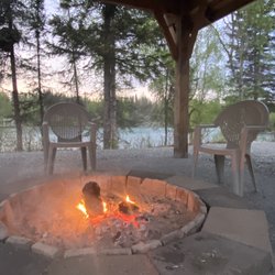 River Rock Lodge - Fire pit facing river.