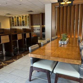 Calgary Marriott Downtown Hotel - Seating in m lounge - Hotels Near Me - Calgary, Alberta