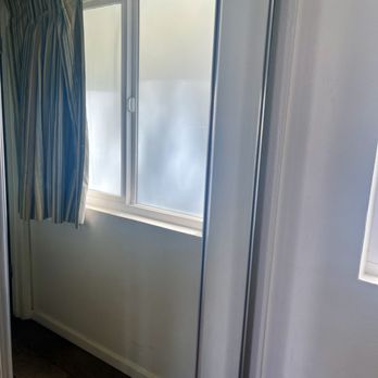Kings Inn San Diego - Mirrored closet - San Diego, CA