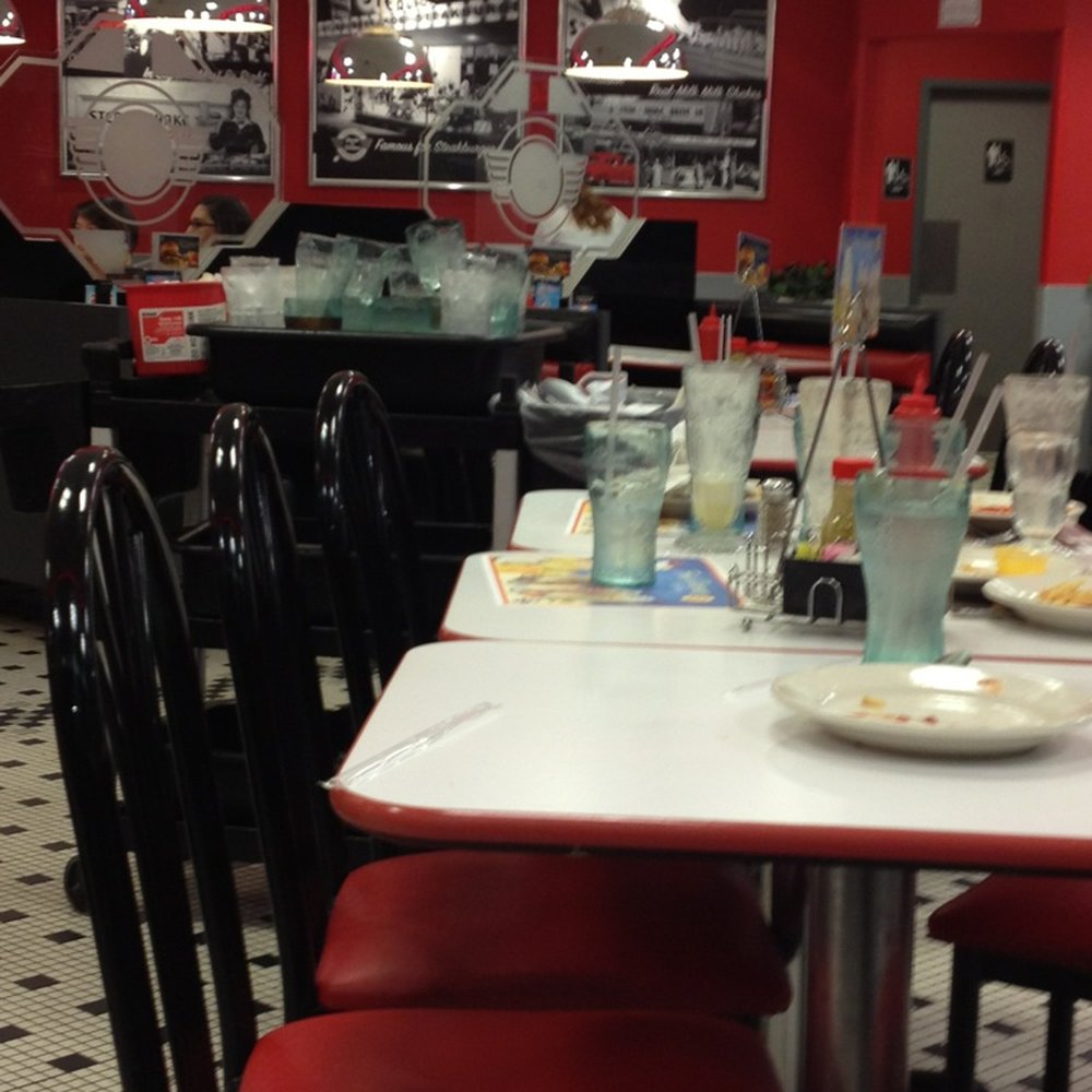 Steak ’n Shake - This is the table that sat over an hour unbussed while we ate. - Fast Food Near Me - Columbus, Ohio