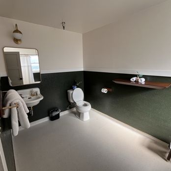 Scotia Lodge - Huge bathroom - Hotels Near Me - Scotia, California