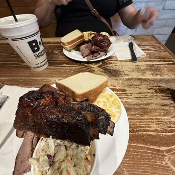 B&B Smokehouse - Barbeque Near Me - San Antonio, Texas
