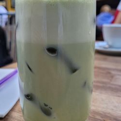 Cafe Des Cafes - Matcha Eis Latte