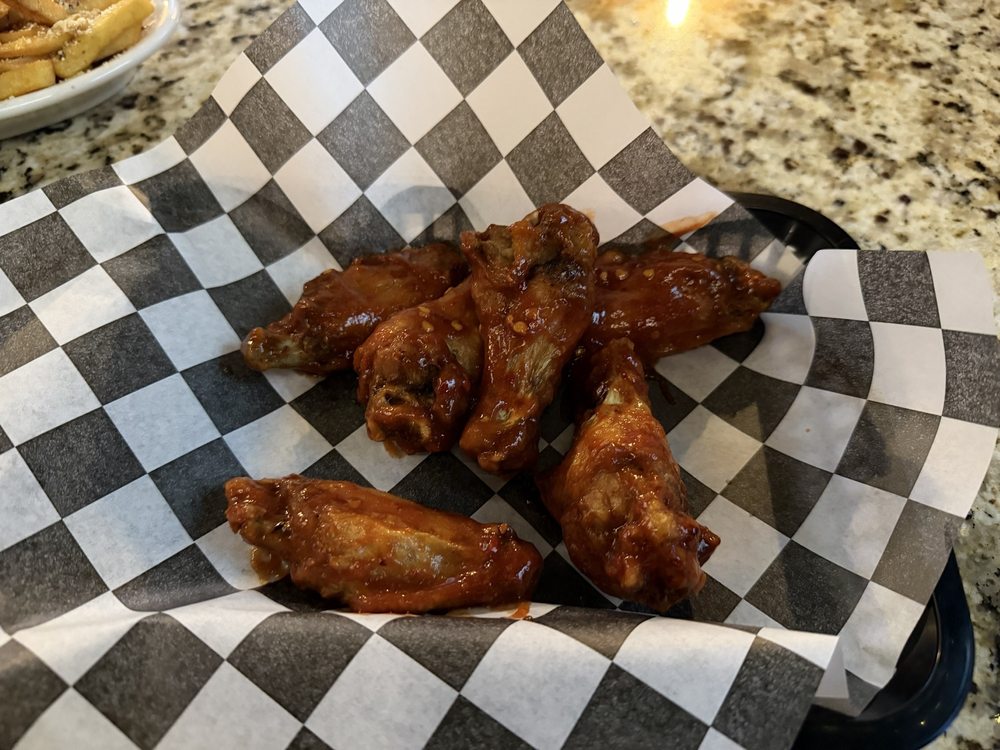 R Bar And Grill Logo