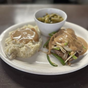 The Tipsy Bear - Hamburger Steak with peppers and onions topped with gravy and mash potatoes and green beans - Bars Near Me - Damascus, Virginia The Tipsy Bear - Hamburger Steak with peppers and onions topped with gravy and mash potatoes and green beans - Bars Near Me - Damascus, Virginia