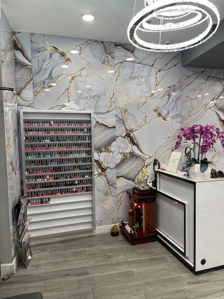 VH Nails and Spa Logo
