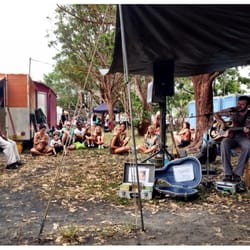 Byron Bay Community Markets - Grab some food and park yourself among the hippies for some free spirited entertainment