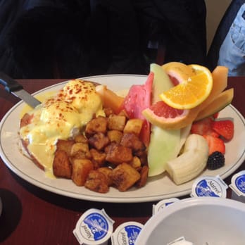 Le Wake & Bacon - a plate of breakfast food - Breakfast & Brunch Near Me - Laval, Quebec