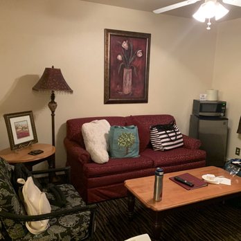 Strawberry Valley Inn - Sitting area. - Hotels Near Me - Mount Shasta, California Strawberry Valley Inn - Sitting area. - Hotels Near Me - Mount Shasta, California