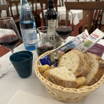 Cellini - Bread and rosso della casa - Italian Near Me - Sacile, UD Cellini - Bread and rosso della casa - Italian Near Me - Sacile, UD