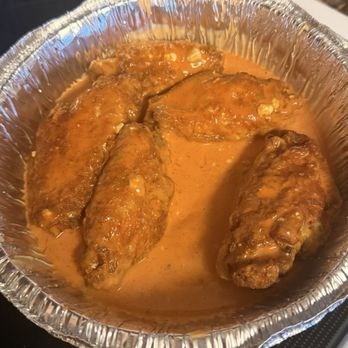 Killer Pizza - 6 Wings minus 1 that I ate! Blue hot sauce - Pizza Near Me - St. Petersburg, Florida