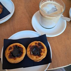 Fábrica Coffee Roasters - Egg tarts and iced latte