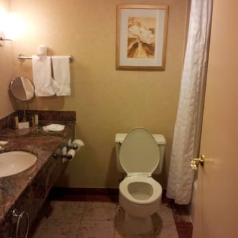 DoubleTree by Hilton Hotel Fort Lee - George Washington Bridge - Bathroom - Hotels Near Me - Fort Lee, New Jersey DoubleTree by Hilton Hotel Fort Lee - George Washington Bridge - Bathroom - Hotels Near Me - Fort Lee, New Jersey