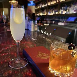 Cocktails French 75 on the left