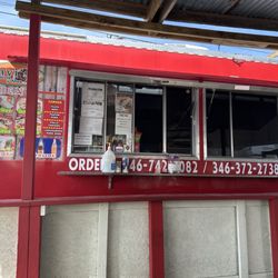 Javi’s Tacos Y Mas - Menu and ordering window