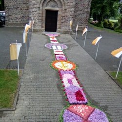 Fronleichnams Prozession - Auszug aus Kirche