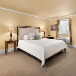 L'Auberge Provencale Inn & Restaurant - Josephine King Room
