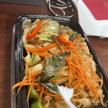 PaPa Thai Cuisine - a plate of noodles and vegetables - Thai Near Me - New York, New York