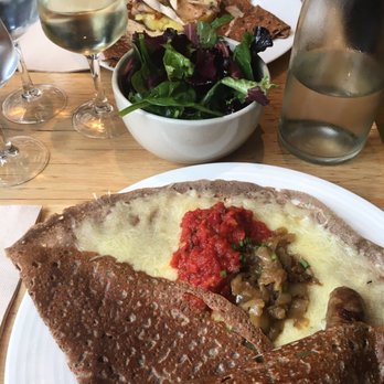 Galette Café - Sausage galette with tomatoes, sautéed onions, and side salad. - Creperies Near Me - Paris, 75 Galette Café - Sausage galette with tomatoes, sautéed onions, and side salad. - Creperies Near Me - Paris, 75