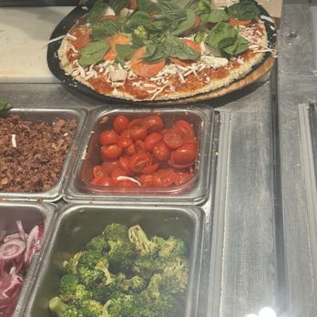 Blaze Pizza - Adding Spinach topping - Salad Near Me - Henderson, Nevada