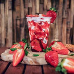 Ulteamate Berlin - Die Erdbeer Saison beginnt und auch wir wollen uns das nicht entgehen lassen mit unserem strawberry milktea! 🍓