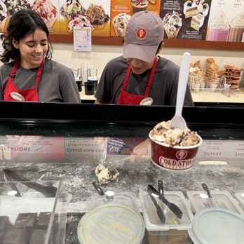 Cold Stone Creamery - Happy workers - Ice Cream & Frozen Yogurt Near Me - El Paso, Texas Cold Stone Creamery - Happy workers - Ice Cream & Frozen Yogurt Near Me - El Paso, Texas