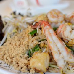 ra'mien - Pat thai (Thailändische Reisbandnudelspezialität mit Sojasprossen, Tofu, Bärlauch, Garnelen und Erdnüssen)