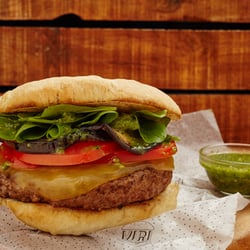 Viri Burger - Viri Bernardina. Carne 180 g. Pan de campo. Provolone. Rúcula. Tomate. Berenjenas asadas. Pesto genovés.