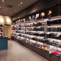 Rockhats - Innenraum von Rockhats: Breite Auswahl an Schirmmützen, Flatcaps und Accessoires in einem edlen Ambiente