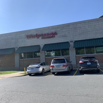 Walgreens - cars parked in front of the store - Drugstores Near Me - Ashburn, Virginia